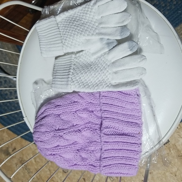 New! Lavender Hat and gloves duo. - Picture 5 of 6